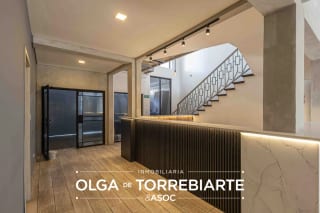 Casa remodelada para oficina en Zona 10 — miniatura 2 de 12